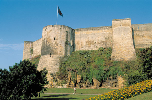 http://www.normandy-guide.com/normandie/IMG/jpg/061-Caen-Chateau.jpg